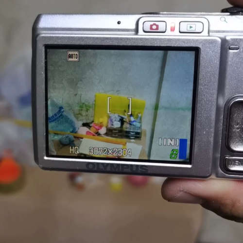奥林巴斯fe240机子有那么点闪屏幕，照片照出来的也带闪屏幕议价
