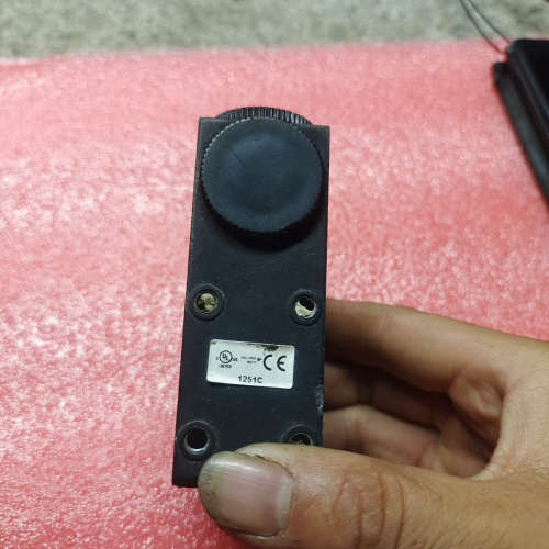 议价R58A  邦纳BANNER  色标传感器 ，线减短了，好坏