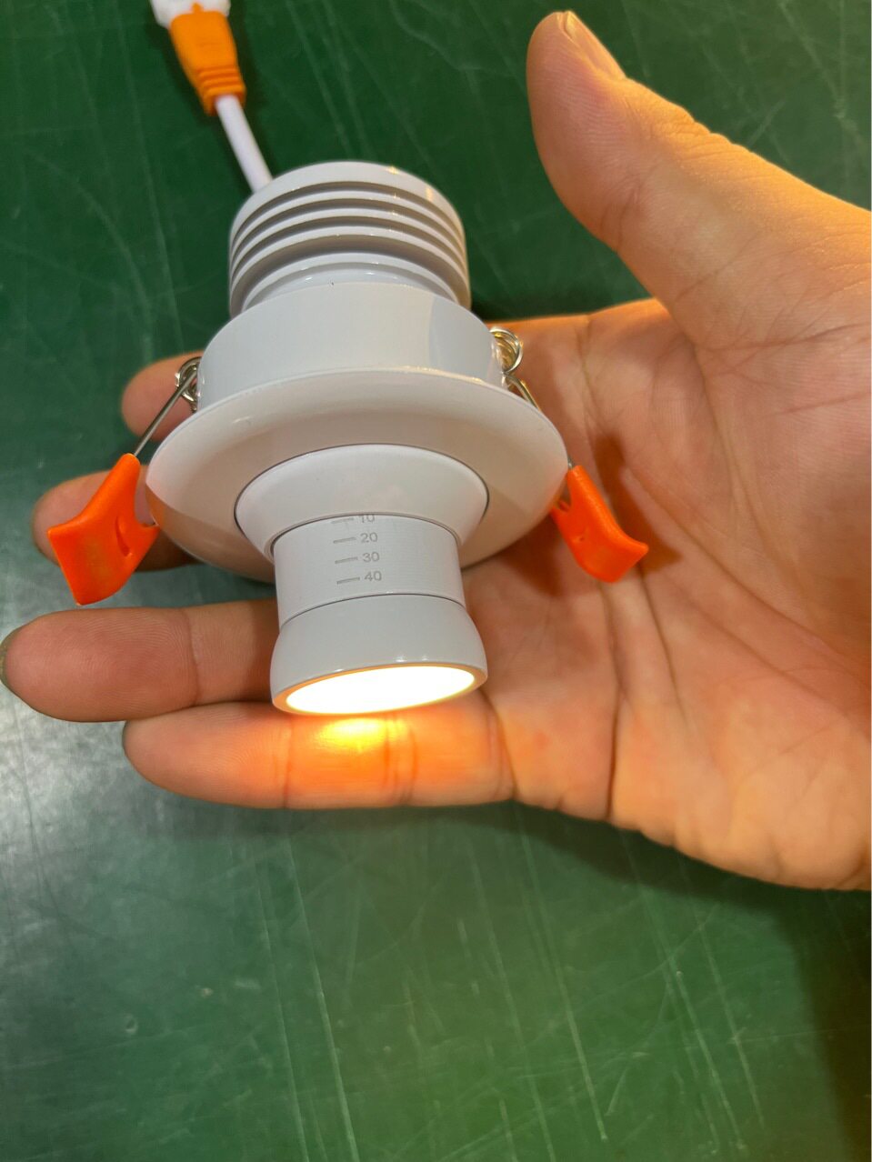 白色变焦牛眼射灯墙柜展柜通柜