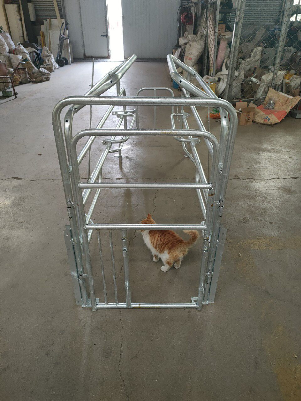 母猪产床大架6分2.5厚钢管焊接整体热浸锌材质,可保三十年不生锈
