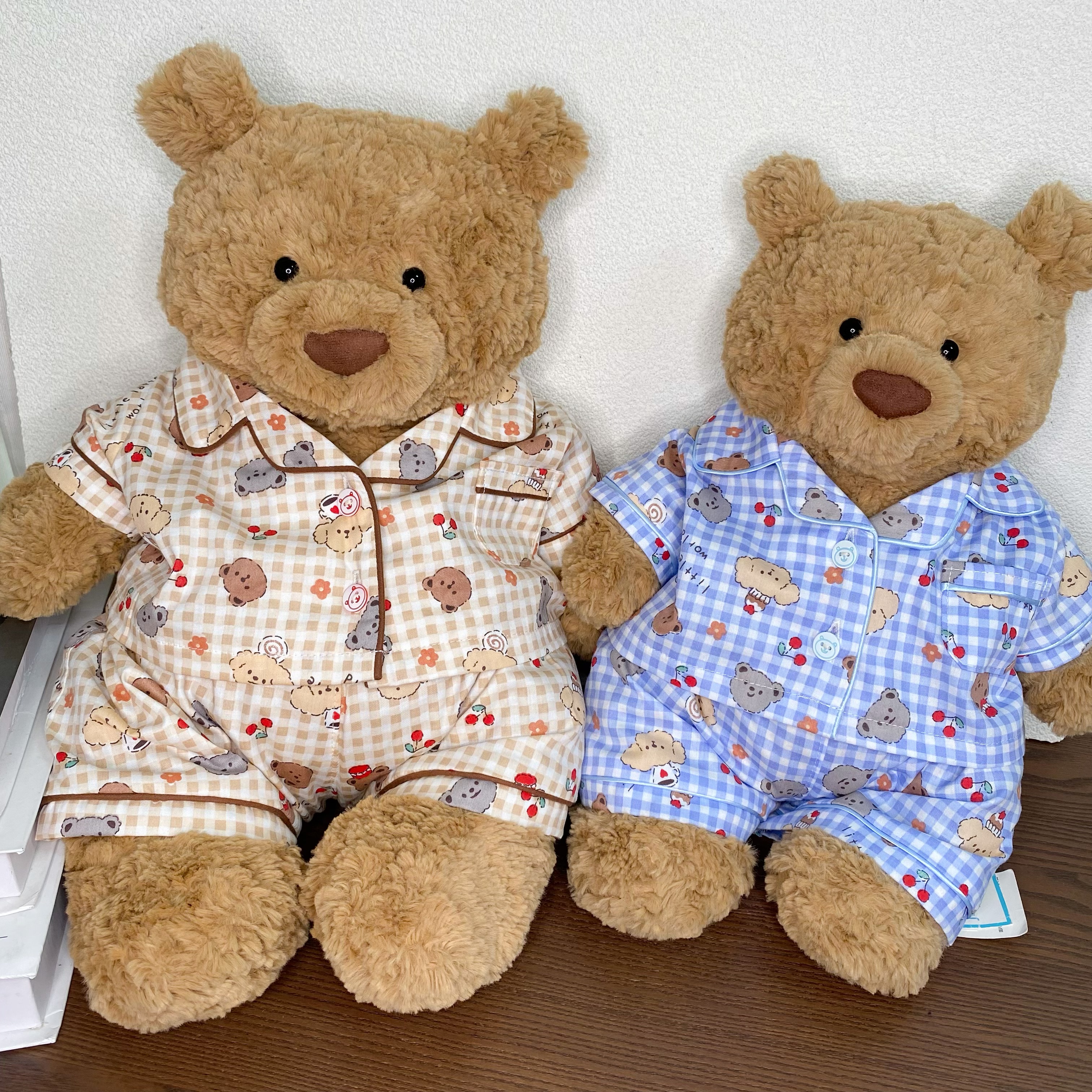 桐桐妈手作 巴塞罗熊巴纳布斯猪格子睡衣着替可爱娃衣（不含熊）