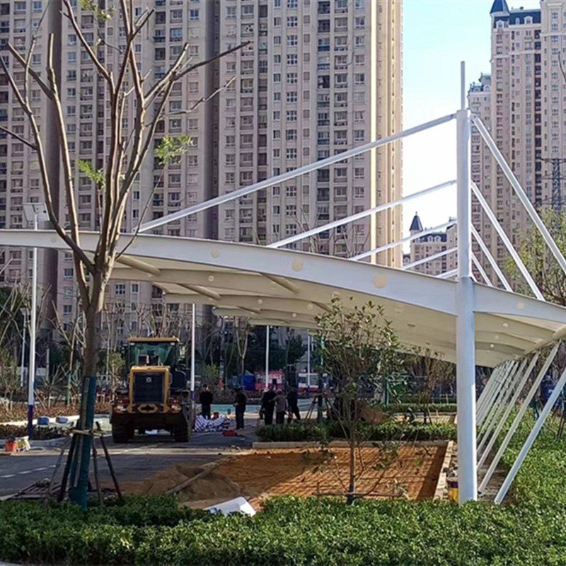 膜结构汽车停车棚张拉膜布PVDF膜圆柱H钢结构汽车蓬白色斜拉杆车