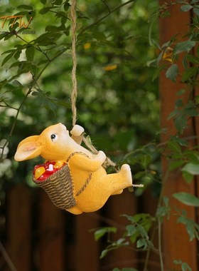 俏皮可爱爬绳兔兔立体装饰摆件挂饰