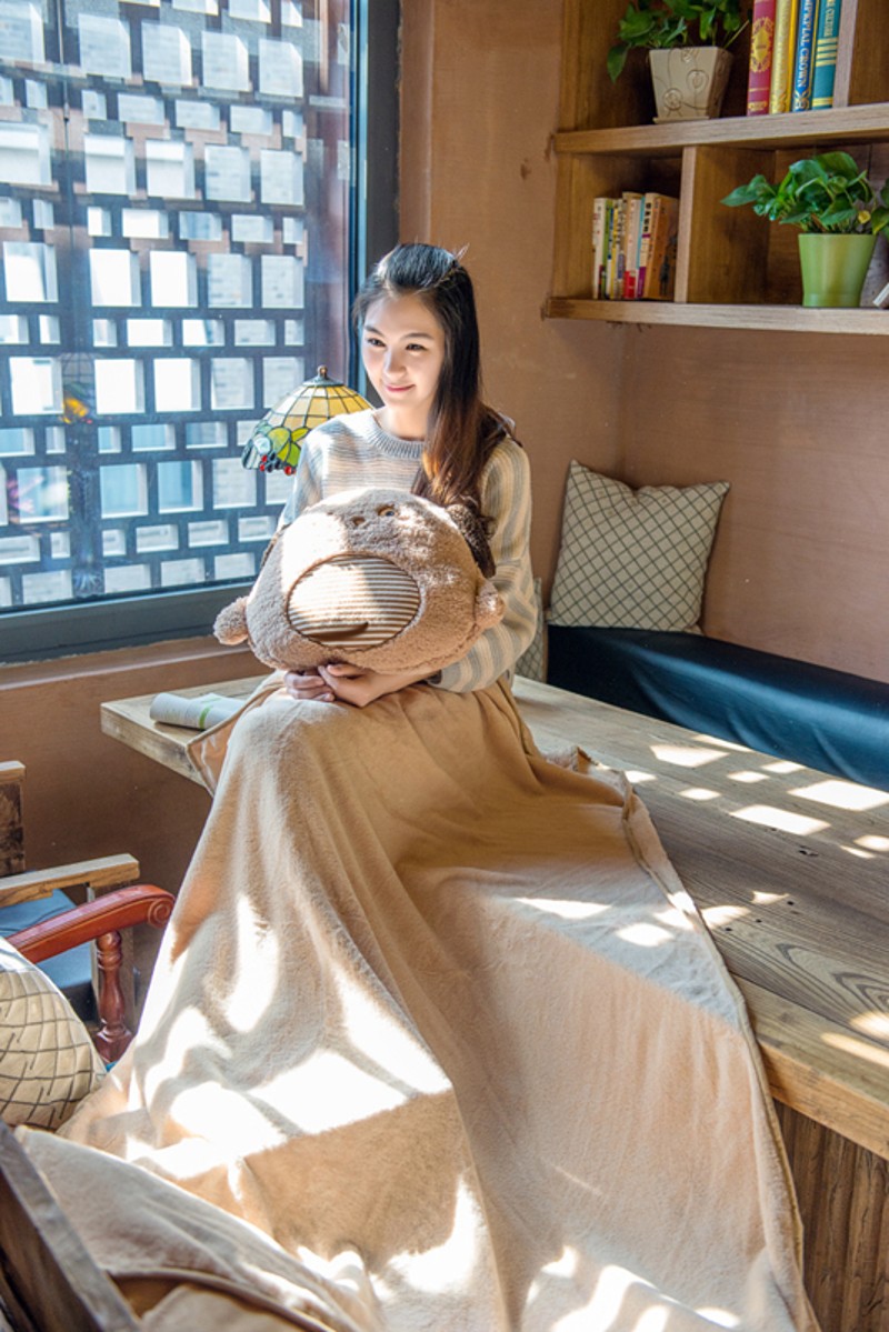 暖手捂抱枕头被子两用女插手毛绒午睡珊瑚绒多功能个性可爱靠垫被