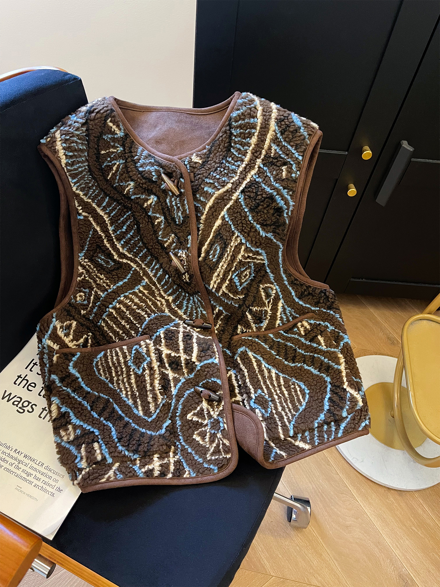 咖色覆古皮毛一体牛角扣摇粒绒马甲女秋冬加厚坎肩外套高级感上衣