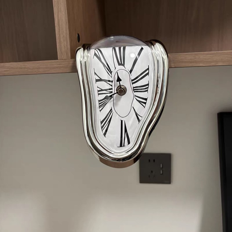 达利融化扭曲挂钟表创意客厅摆件艺术时钟桌面角静Z音电子装饰