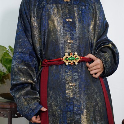 惜物国风 明制汉服织金鎏金卷唐草纹明初对襟方领窄袖打褶袍长衫