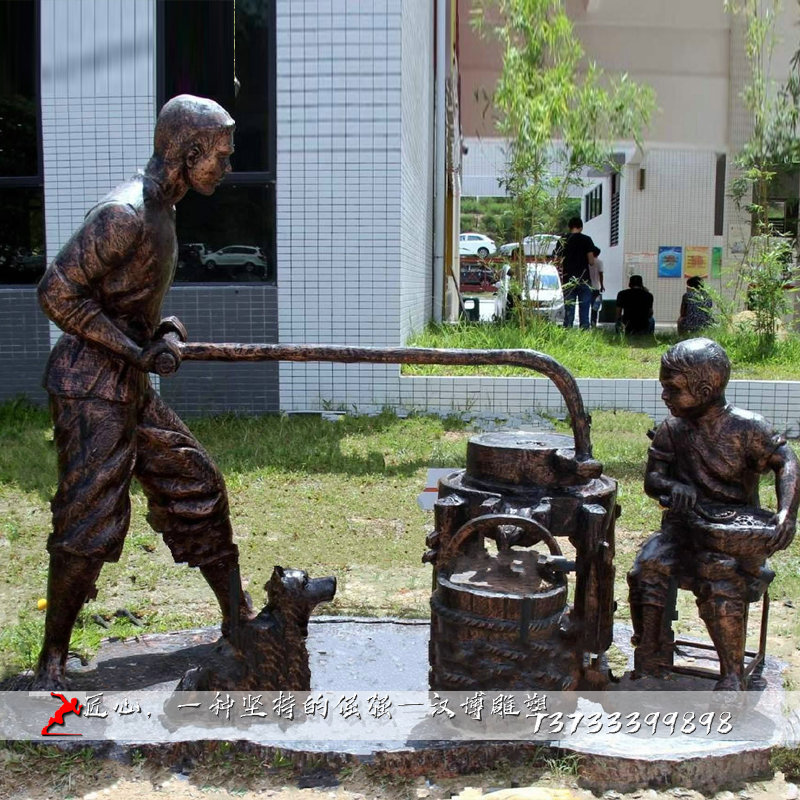 大型户外园林景观雕塑 玻璃钢仿铜推磨人物雕塑 铜雕塑工艺品