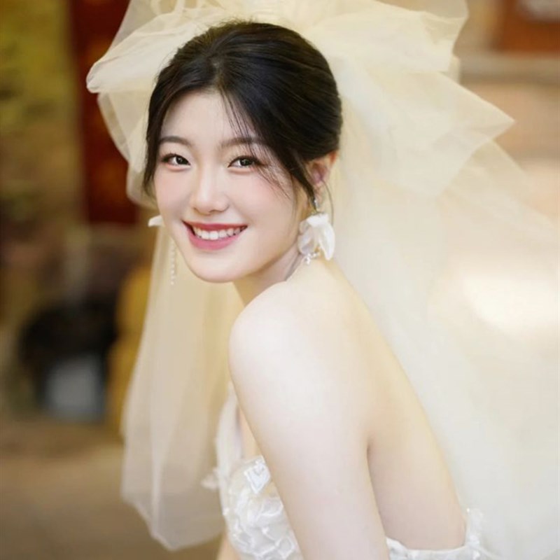 2025新款头纱抓泡云朵蓬蓬头纱韩式新娘摄影造型街拍婚纱跟妆白色