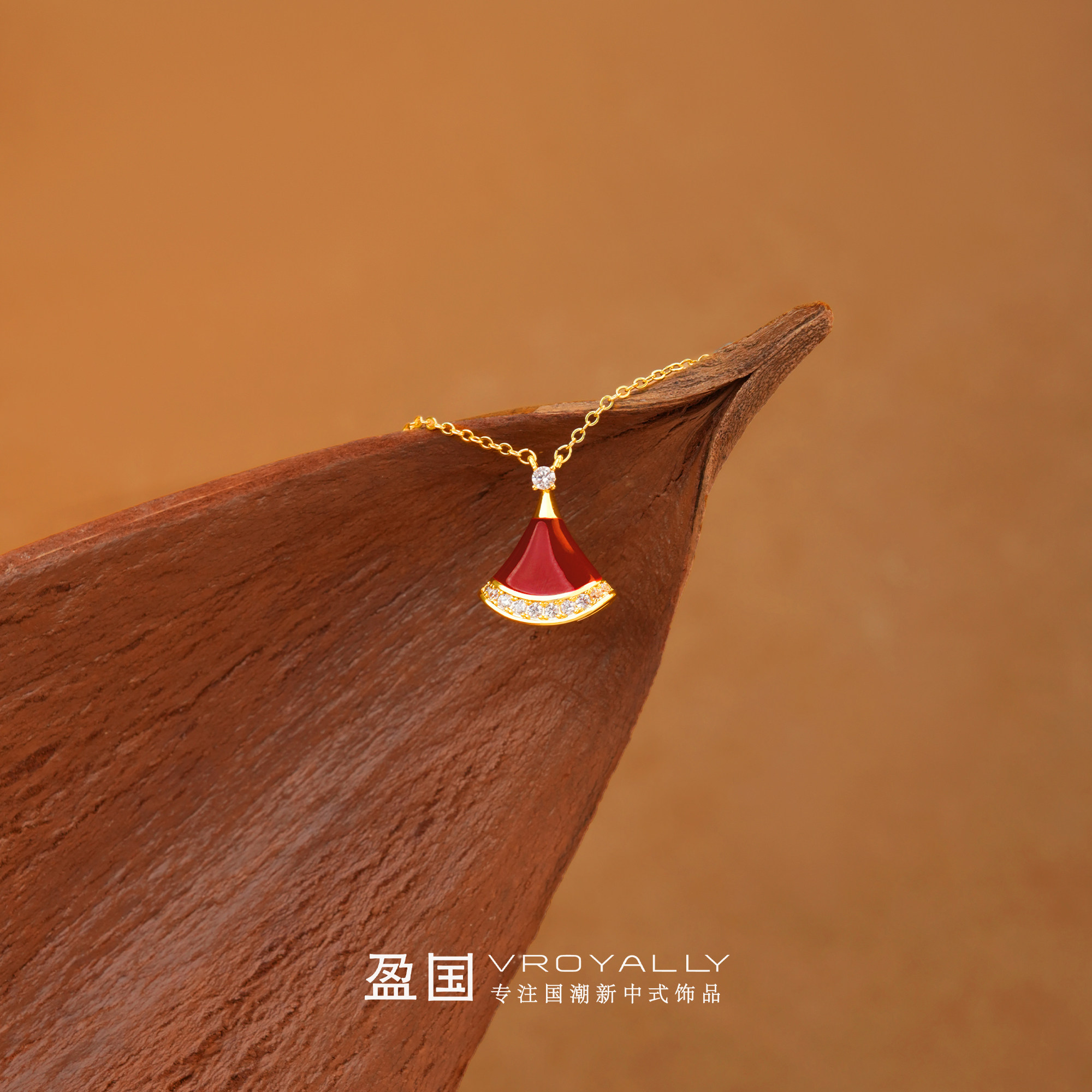 盈国镶钻扇形小裙子项链钻石镶嵌精致设计感时尚大气金色吊坠