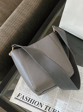 2025新款明星同款宽肩带sangle水桶包单肩斜跨真皮女包简约子母