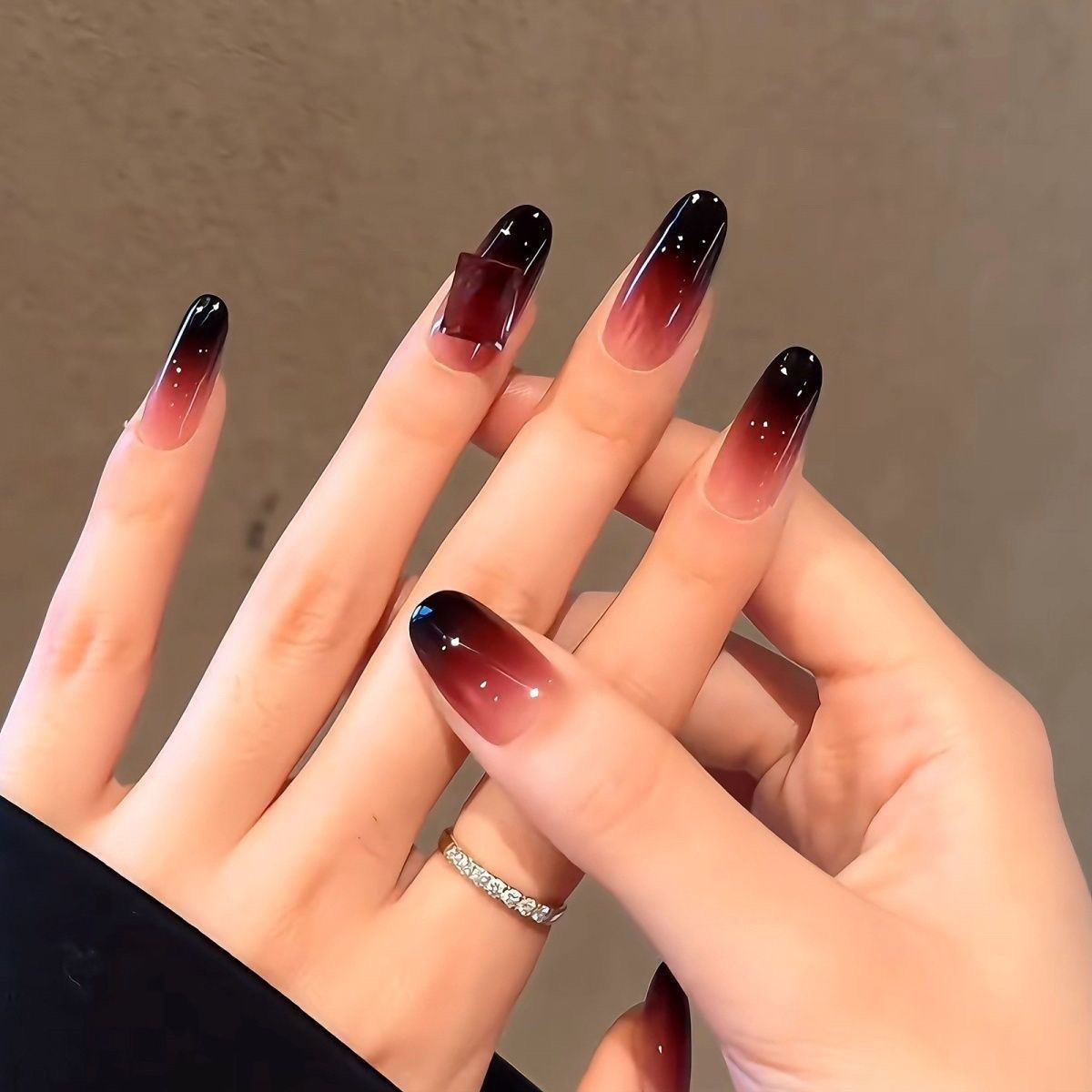 店铺秋冬纯手工穿戴巨显白美甲黑红渐变气质2024新款新年