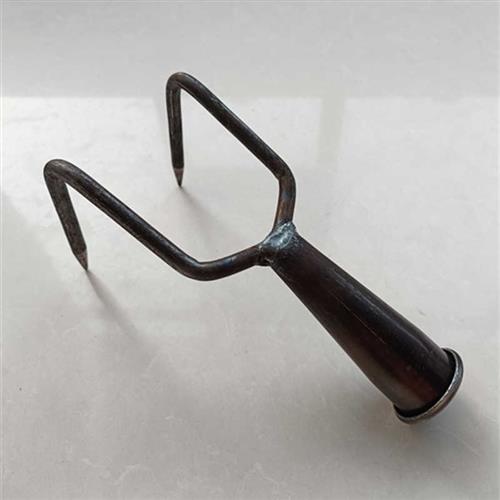 二齿钩挠子农用家用垃圾钩松土钩子开荒耙子焊接锻打园艺二齿锄头