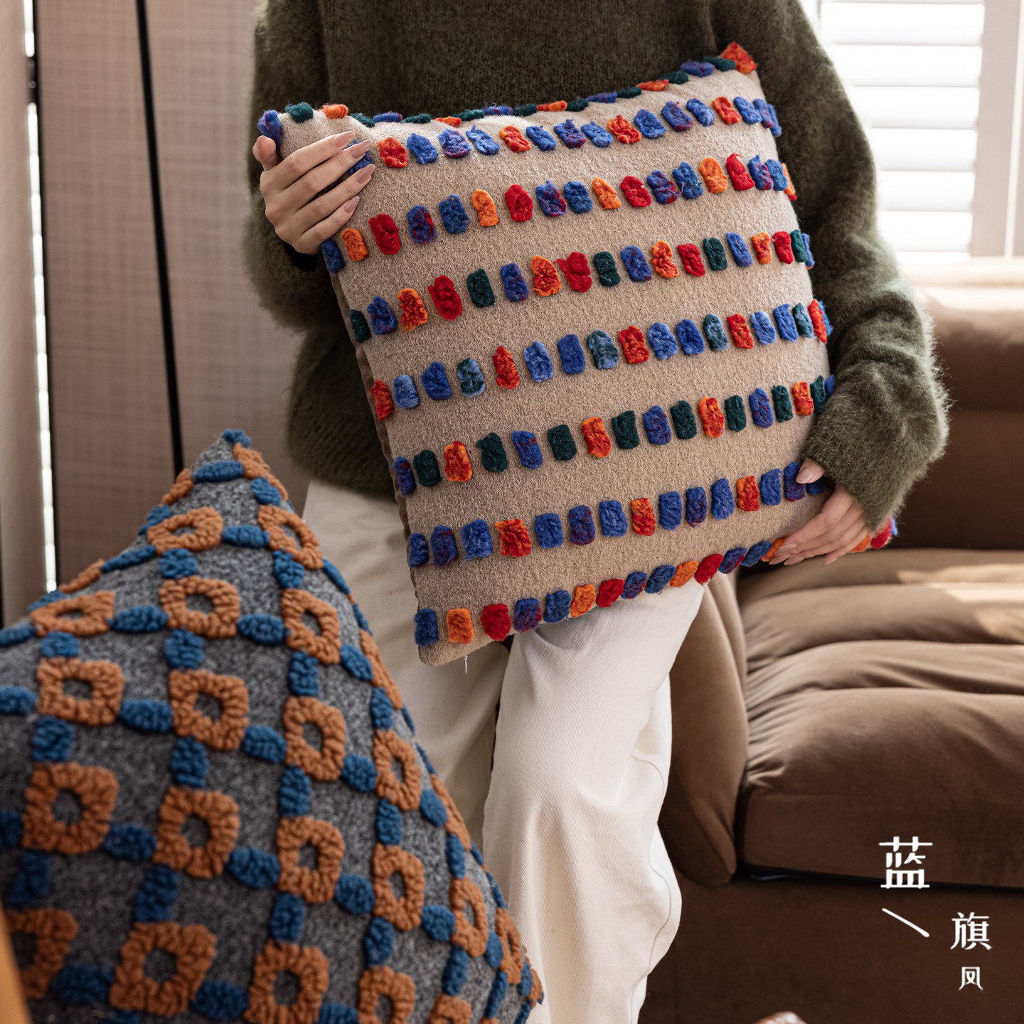 艺术风格植绒条纹抱枕套图片