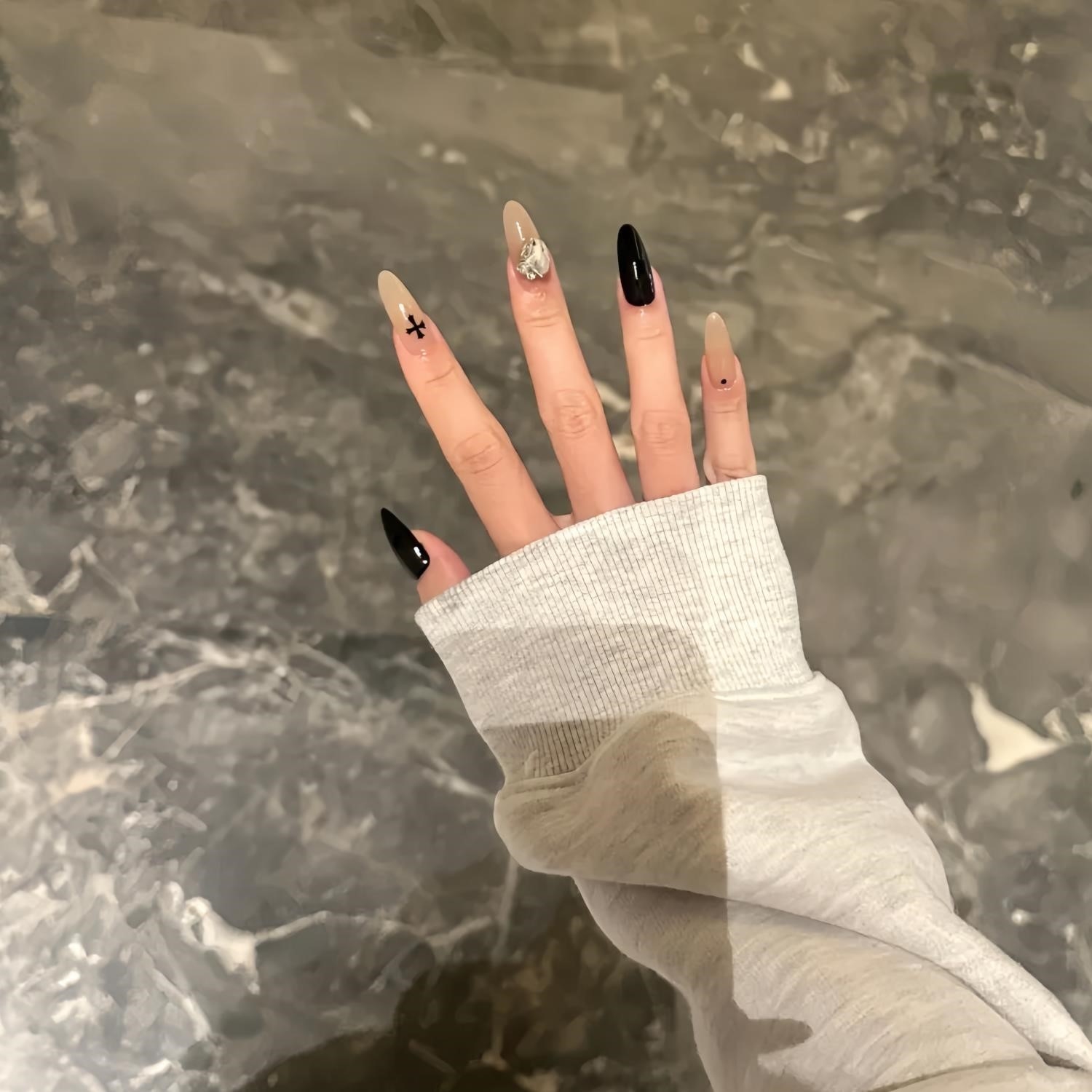 纯手工穿戴甲十字架辣妹风美甲显白简约中长尖款高级感爆闪钻球