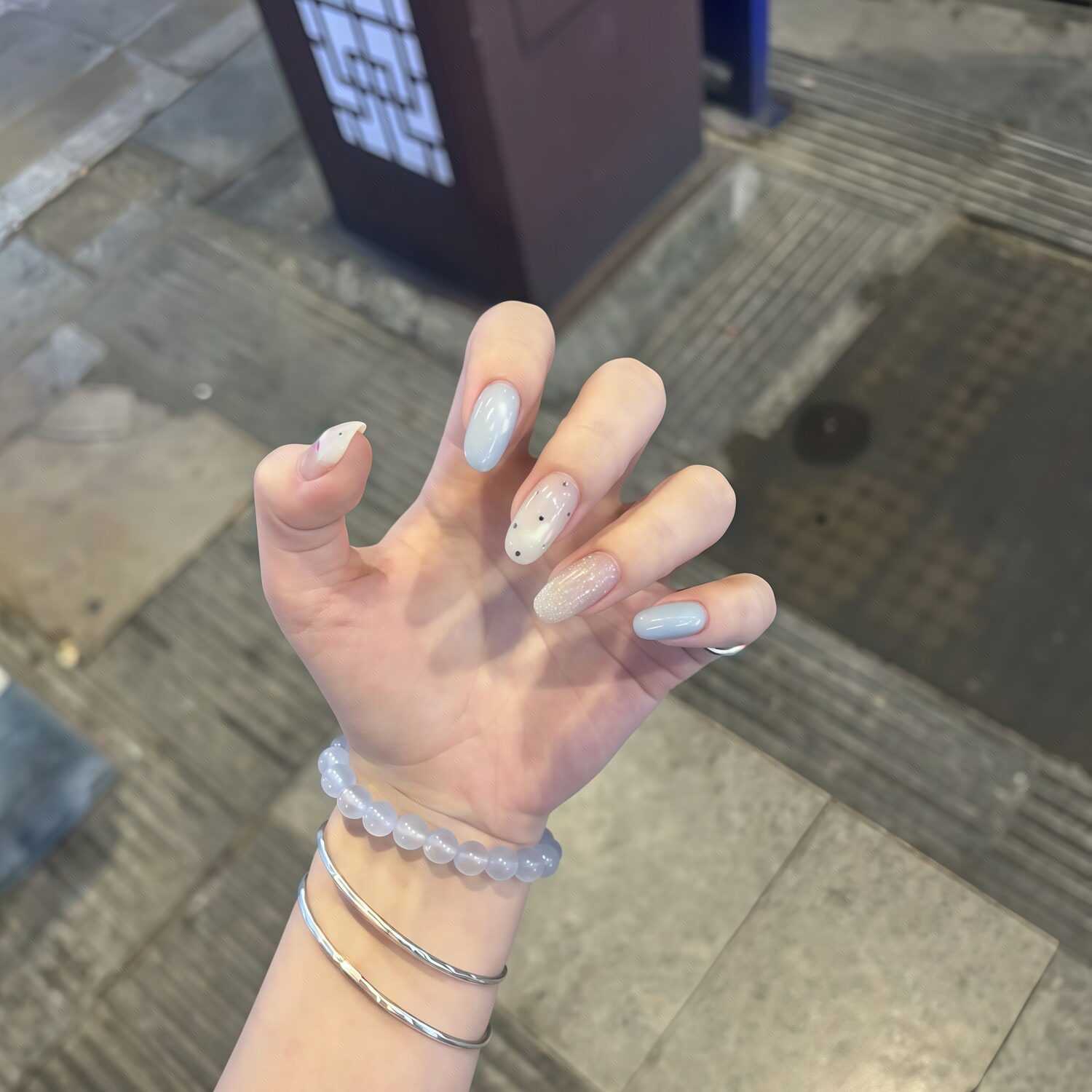 幽蓝气泡纯手工穿戴甲纯色跳色美甲珠光闪粉椭圆甲清透仙女高级感