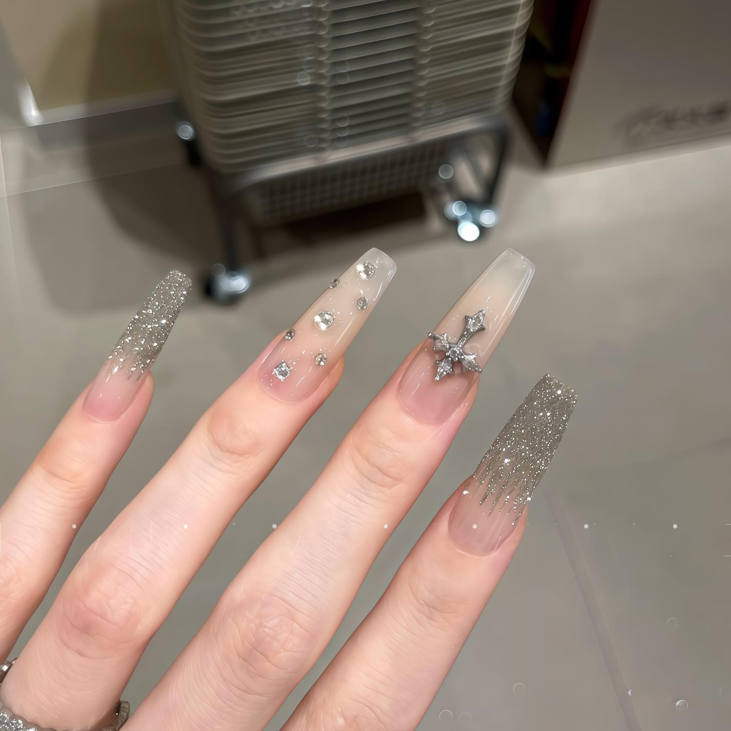 小红书爆款高级感辣妹克罗心爆闪碎钻裸色长尖新娘纯手工穿戴美甲