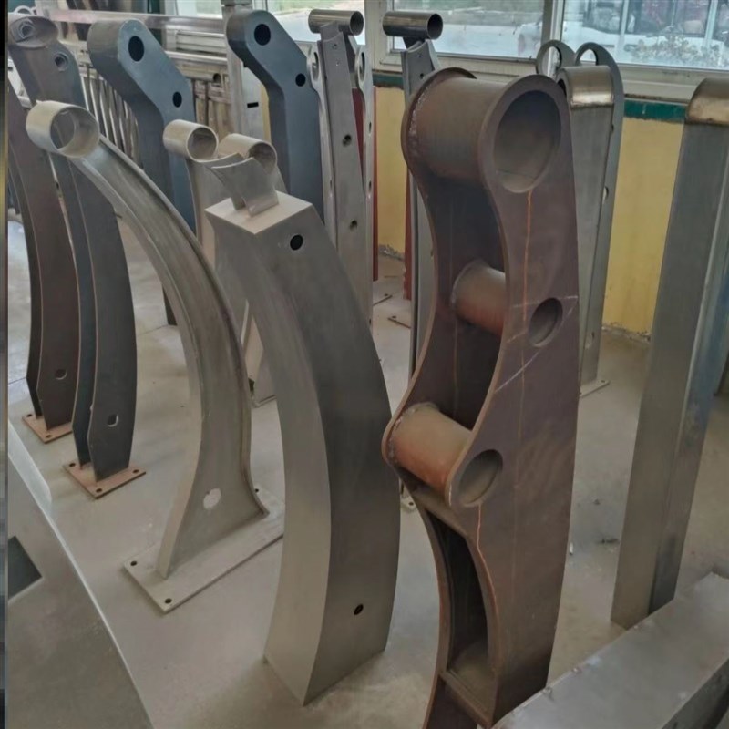 不锈钢桥梁护f栏立柱防撞围栏扶手隔断支架公路栏户外隔离栏杆配