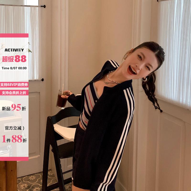 好好家休闲美学/三条杠棒球服运动外套女+抽绳包臀短裤套装
