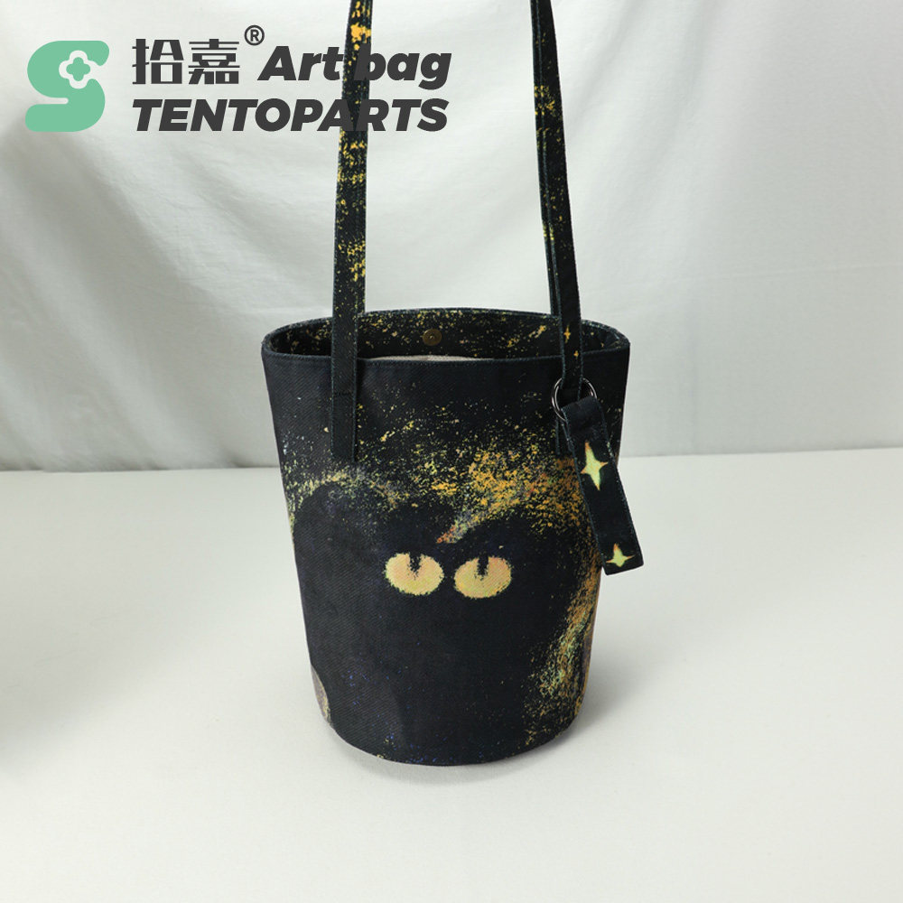 拾嘉x比心大黑 单肩斜挎大水桶包原创卡通文艺学院风百搭ins环保