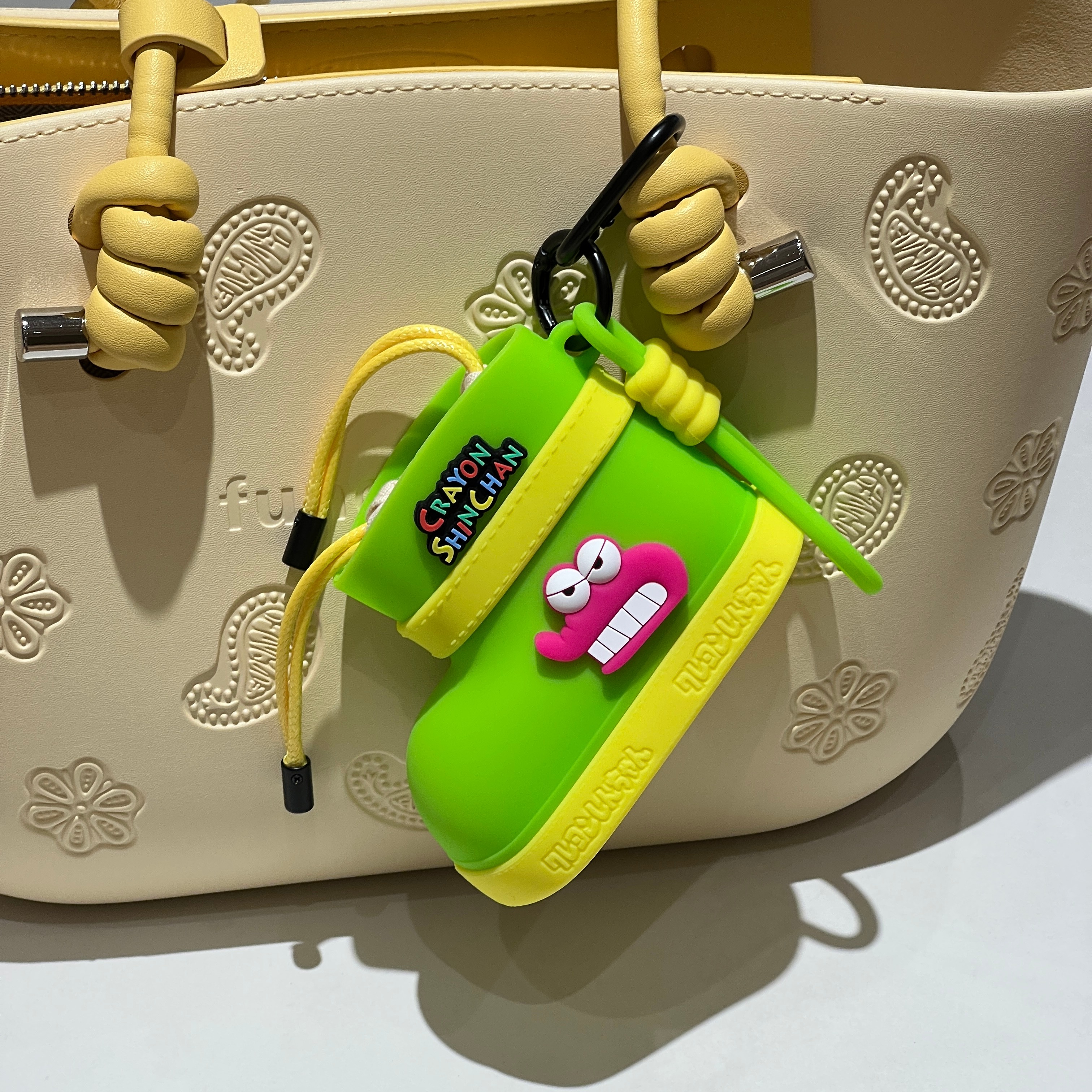 蜡笔小新靴子通用耳机收纳包可爱苹果airpods2s小米华为三星漫步者耳机壳收纳车钥匙可爱礼物礼盒装包包挂件