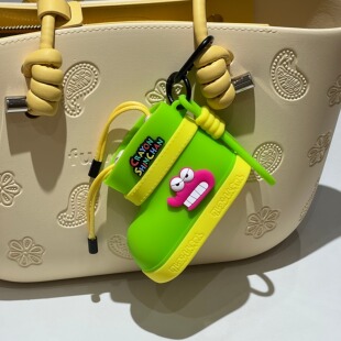 蜡笔小新靴子通用耳机收纳包可爱苹果airpods2s小米华为三星漫步者耳机壳收纳车钥匙可爱礼物礼盒装包包挂件