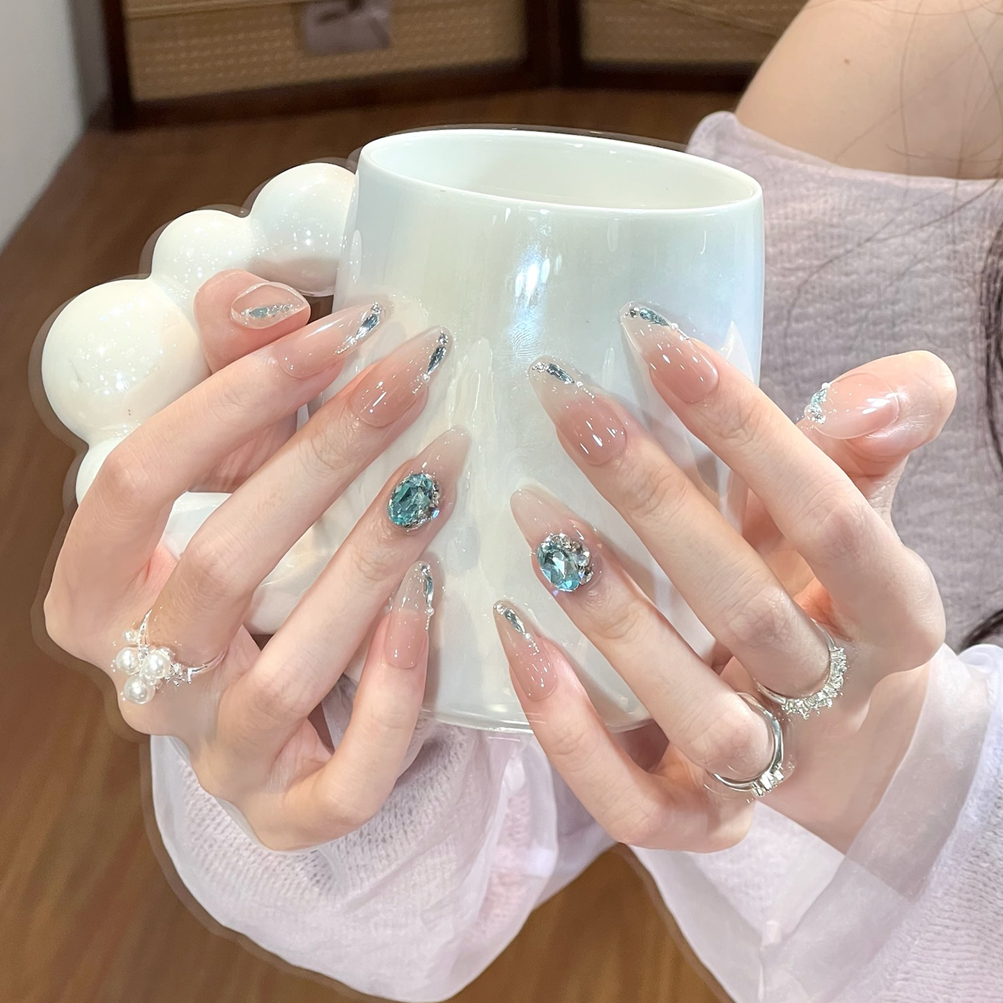 孔雀翎蓝色闪钻美甲清冷感裸色系千金高级感