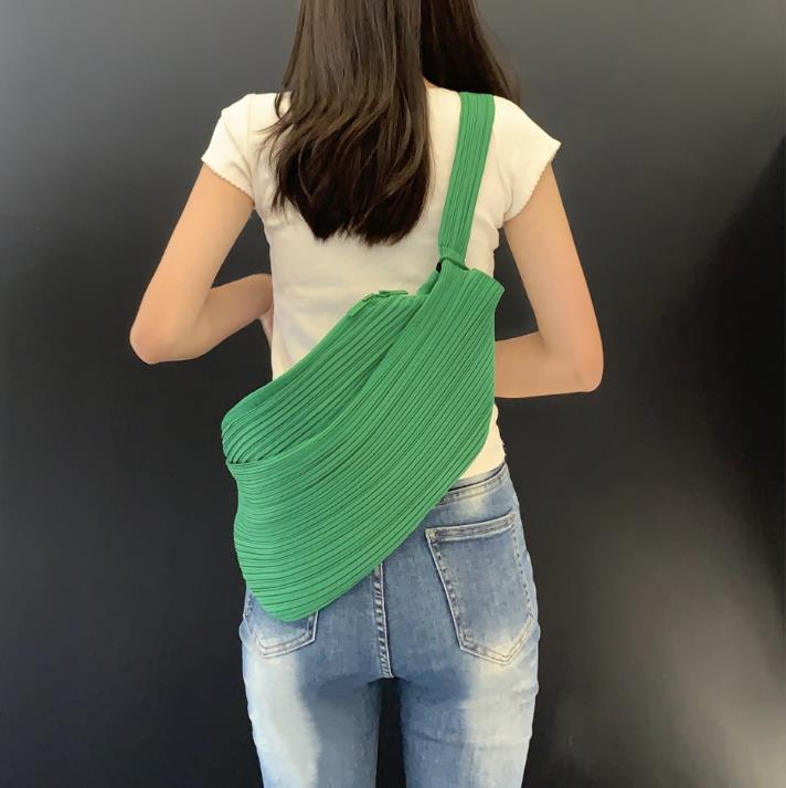 褶皱系列饺子包日系小众斜挎文艺复古胸包简约慵懒风大容量单肩包