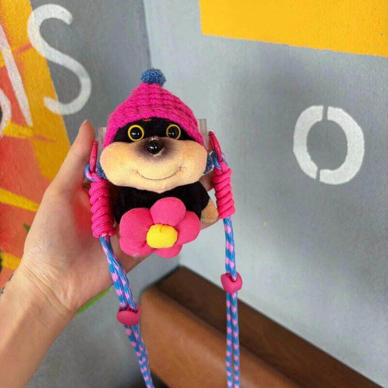 可爱蜜蜂狗玩偶手机背夹斜挎挂绳链条毛绒挂件可背带调节通用壳