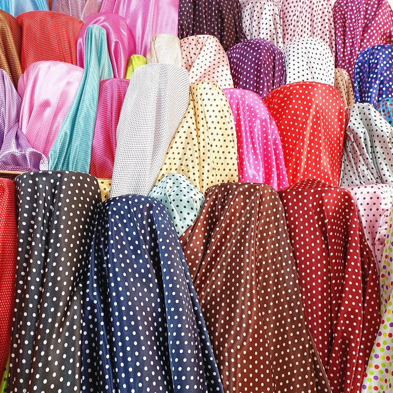 圆点色丁印花面料 服装里布布料 丝绸波点头饰飘带箱包被套家居服