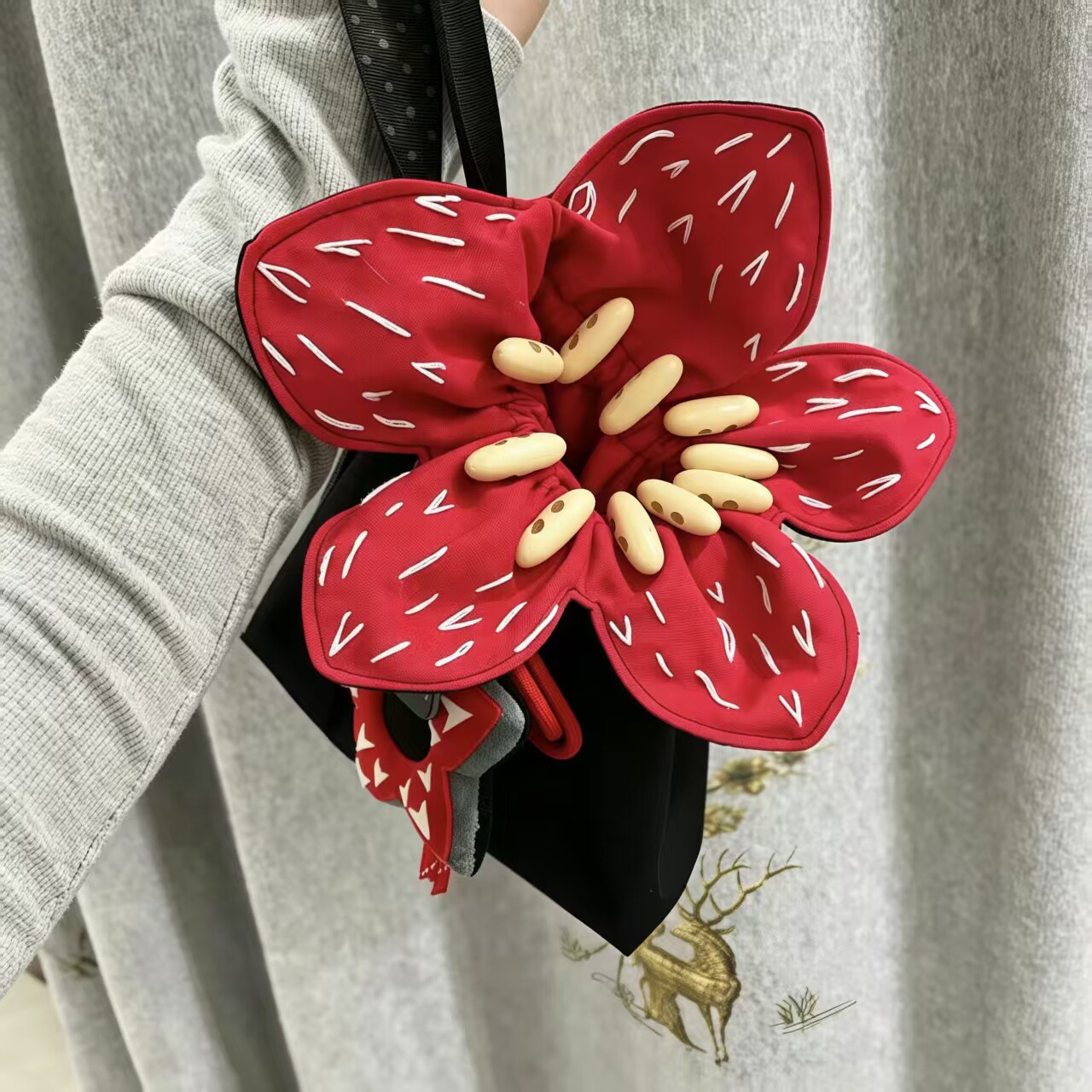 怪奇物语花朵包周边百搭手拎包小众高级感斜挎小包创意抽绳束口袋