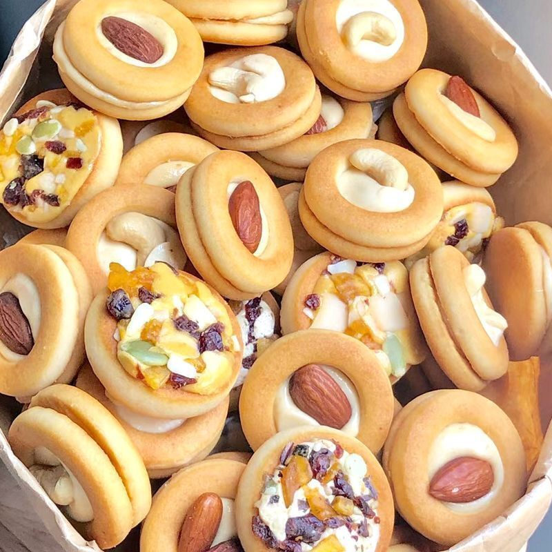 披萨小饼坚果夹心饼干曲奇饼干小零食老人小孩牛扎饼干休闲零食