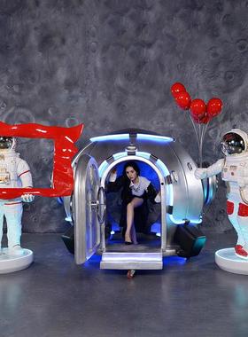 宇航员太空人大摆件火箭直升机太空舱飞碟发光月球仿真摩托车雕塑