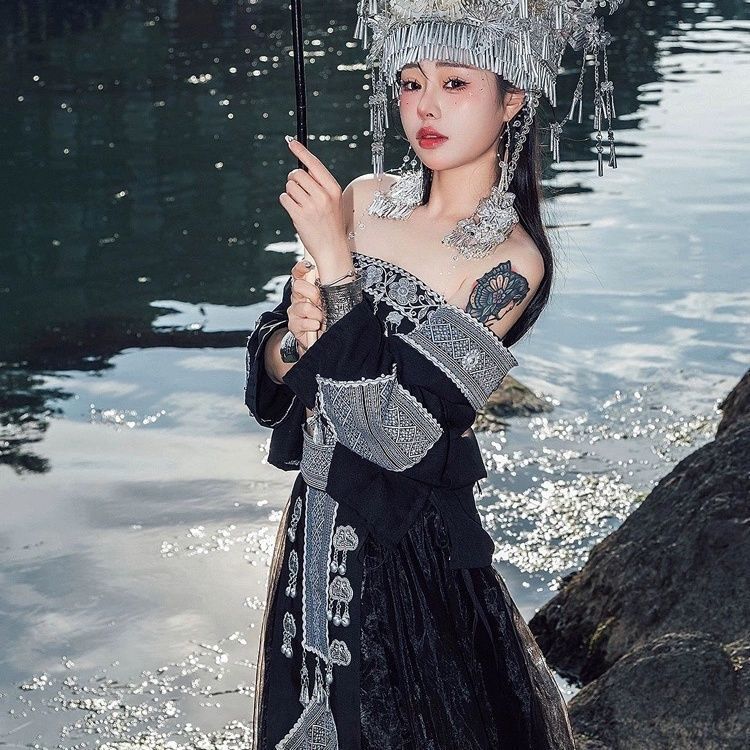 云南贵州苗族苗寨少数民族服装
