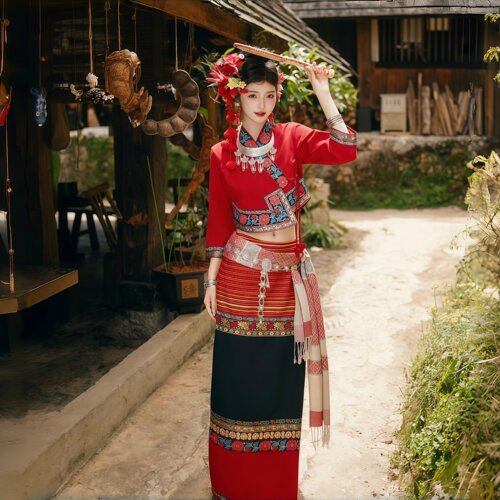 新款布朗族刺绣女民族服饰演出