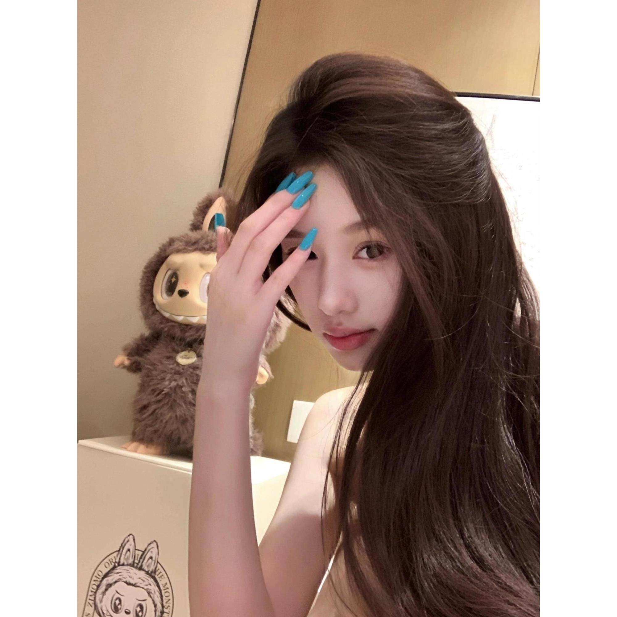 手工穿戴甲2025年新款高级感显白蓝色中长款辣妹纯色美甲贴片可拆