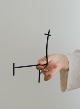 柒月里铁艺盘架书架餐盘支架手工铁艺简约瓷盘家摆件置物架茶饼架