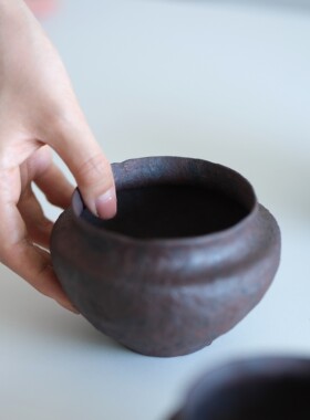 柒月里定制手捏大容量全手工粉引陶泥茶渣斗水盂侘寂风格茶具建水