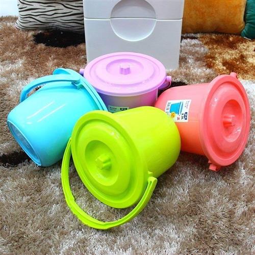 家用手提塑料小桶圆形洗衣桶有盖儿童套装水小号彩色小水桶带盖子