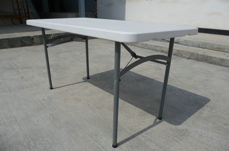 2-4人便携式小桌子 吹塑聚乙烯桌面+喷塑钢管桌腿 122*60cm