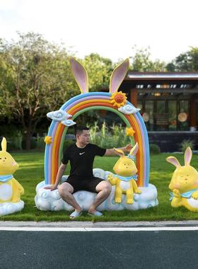 户外卡通兔子休闲座椅玻璃纤维雕塑商场展示网红签到照片凳子装饰