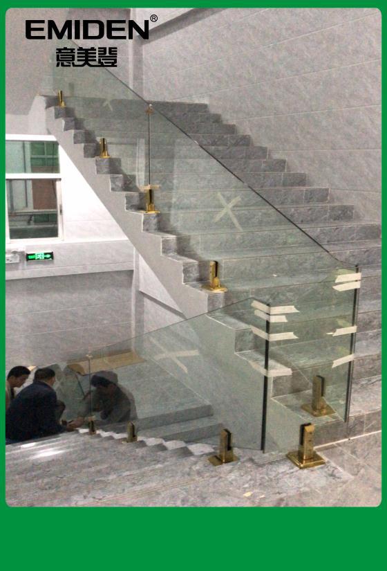 深圳厂家别墅高端玻璃楼梯扶手订置现场安装效果