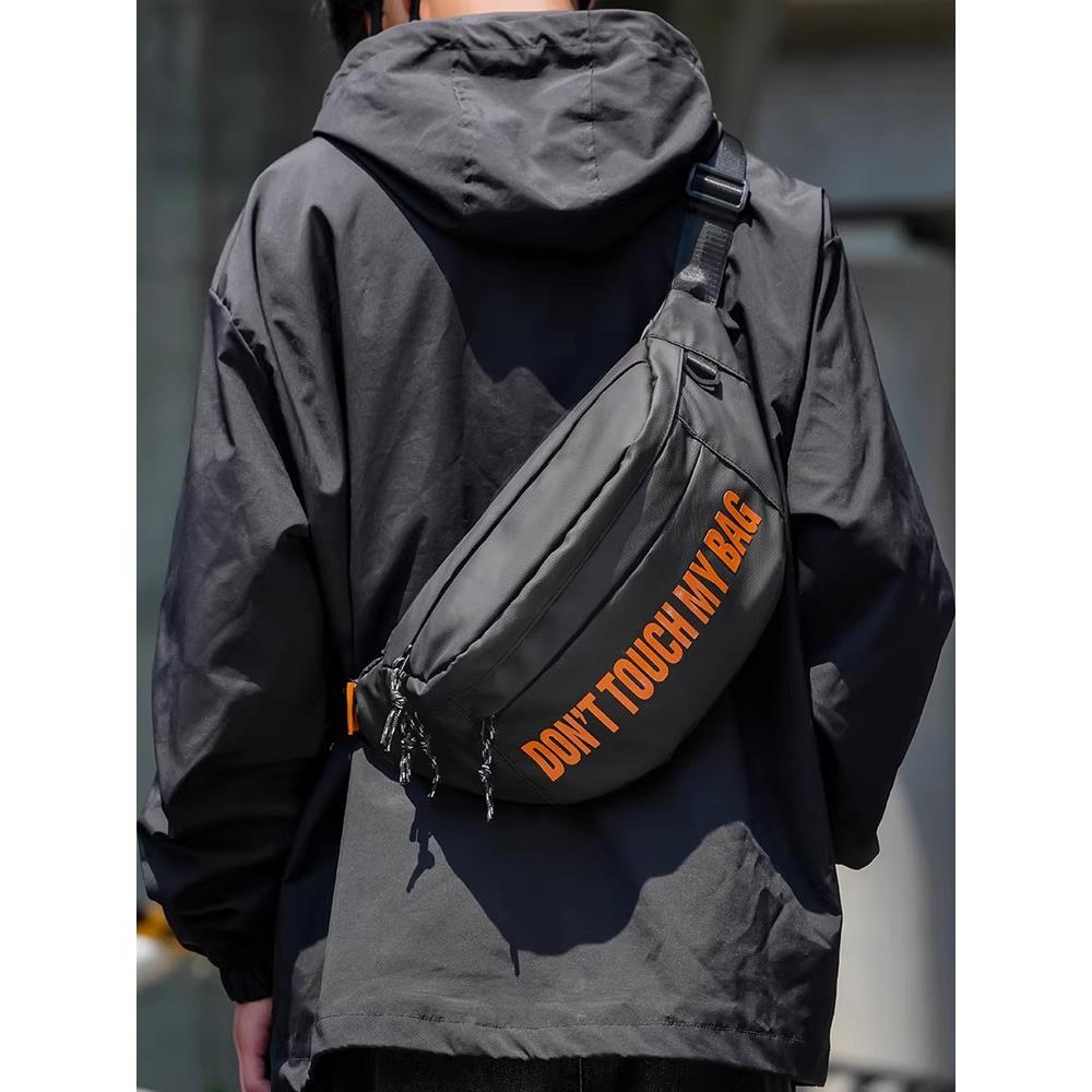 男士斜挎包通勤包胸包男款设计感骑行包机车背包运动男生单肩包潮