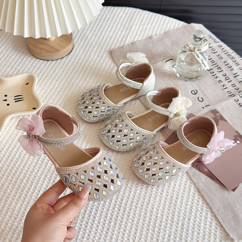 2026春夏季新款女童半包透气公主凉鞋儿童包头水钻鞋休闲软底凉鞋