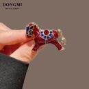 2026新款 红色本命年复古滴油小马百搭通勤胸针高档女气质别针配饰