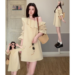 2026新款黄色荷叶边斜肩条纹连衣裙子女早春季小个子气质露肩短裙