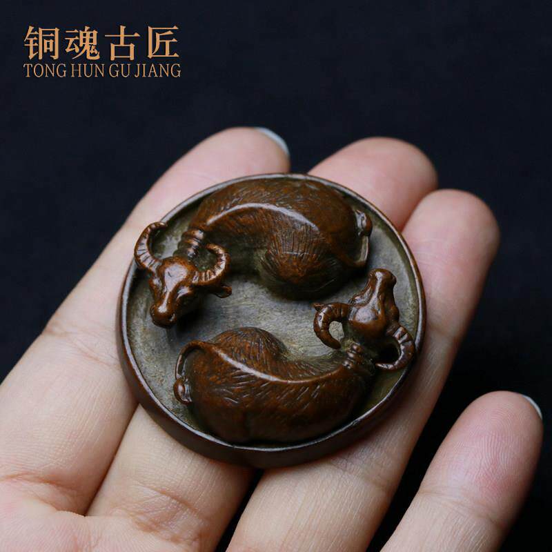 古玩铜器实心铜牛牛转乾坤手把件把玩黄铜太极八卦镇纸仿古工艺品