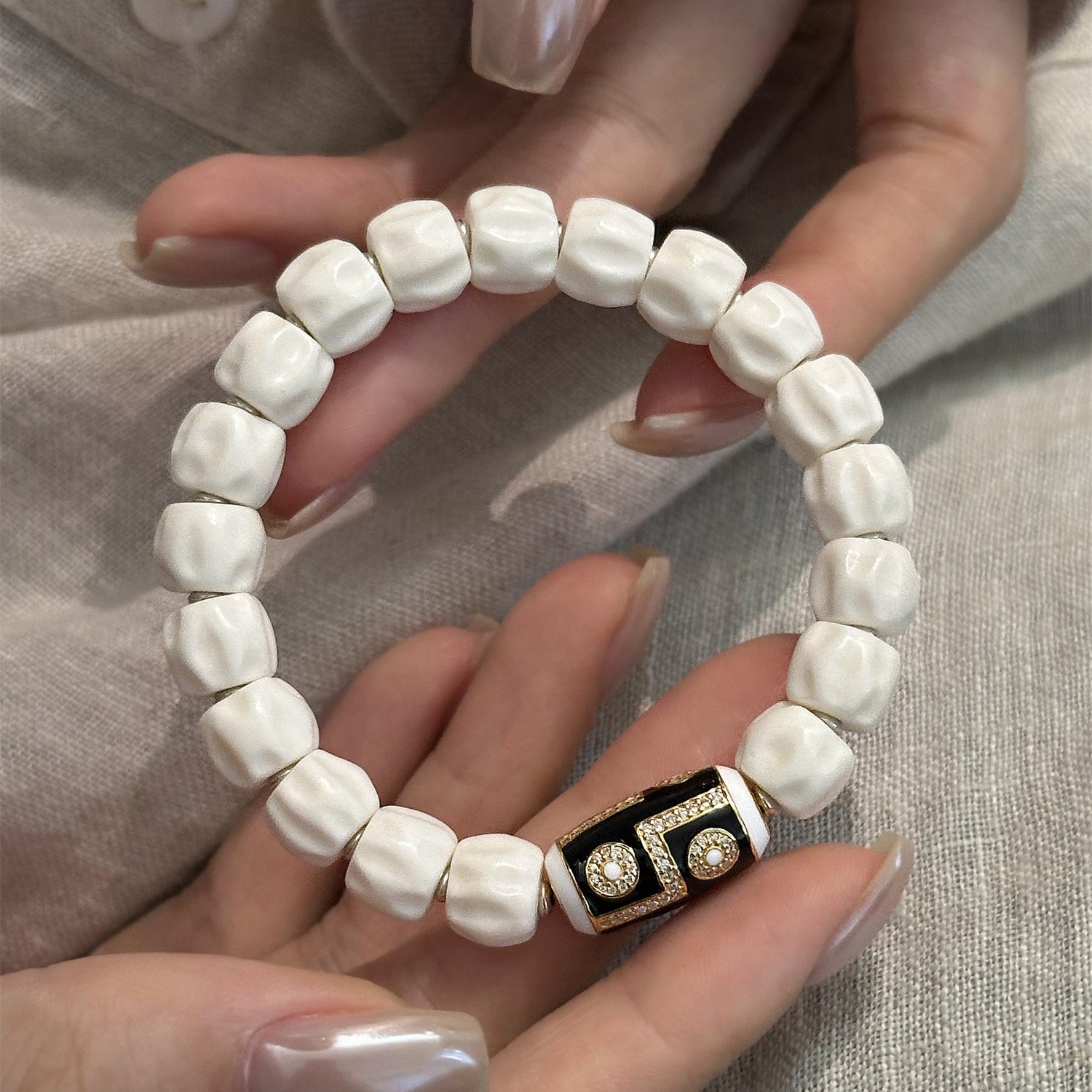 S925银牛骨百香籽雕刻精工镶锆六眼天珠弹力手串 S11903