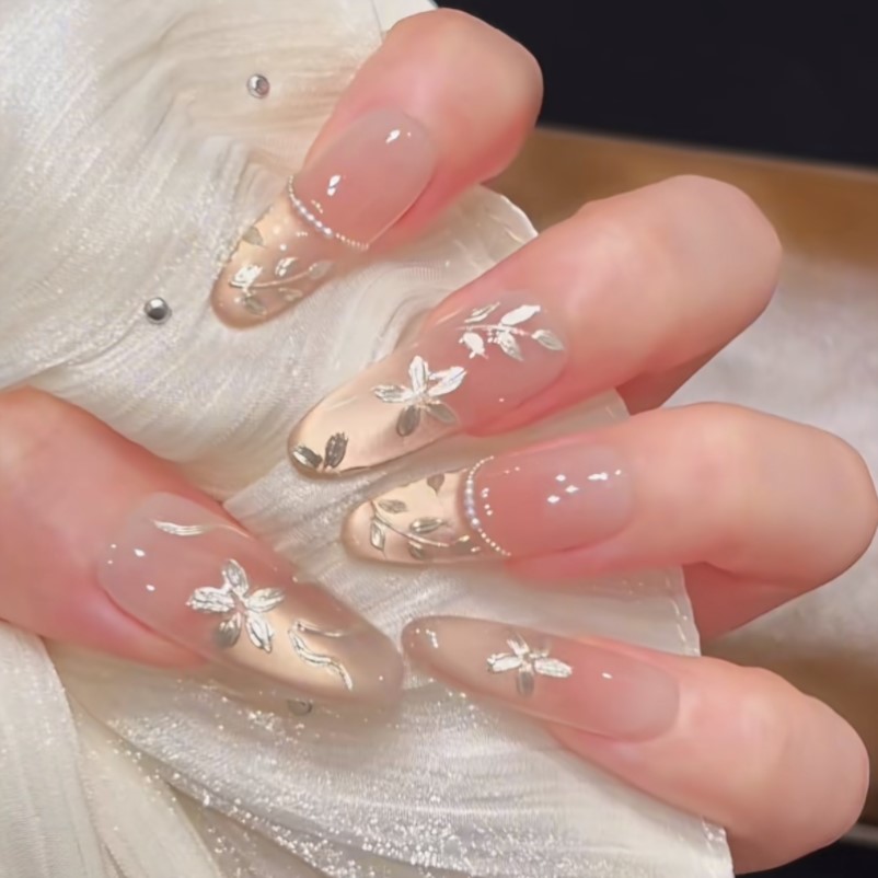 新中式纯手工穿戴甲高级感刺绣花朵猫眼显白美甲新娘绝美杏仁甲长