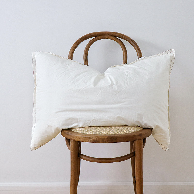 高端超细纤维柔软保健枕芯 蓬松仿羽绒感 宽边红线装饰中枕枕头芯